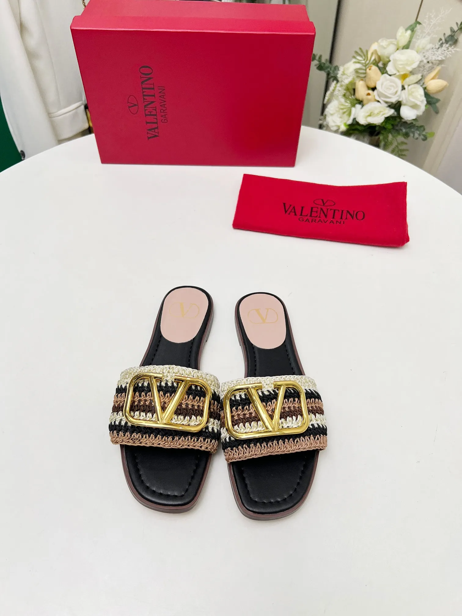 👟👟Ex-factory price 440👟👟 Genuine leather sole +30 🆕 Valentino👑👑 Latest series with perfect hand-woven details. A very eye-catching catwalk series launched [strong][strong] Code number: 35 to 43 (genuine leather sole +30)